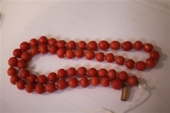 A single strand coral bead necklace, 20 in.